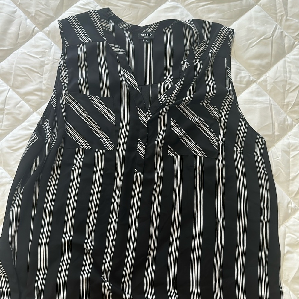Black & White - Torrid Sleeveless Harper Blouse